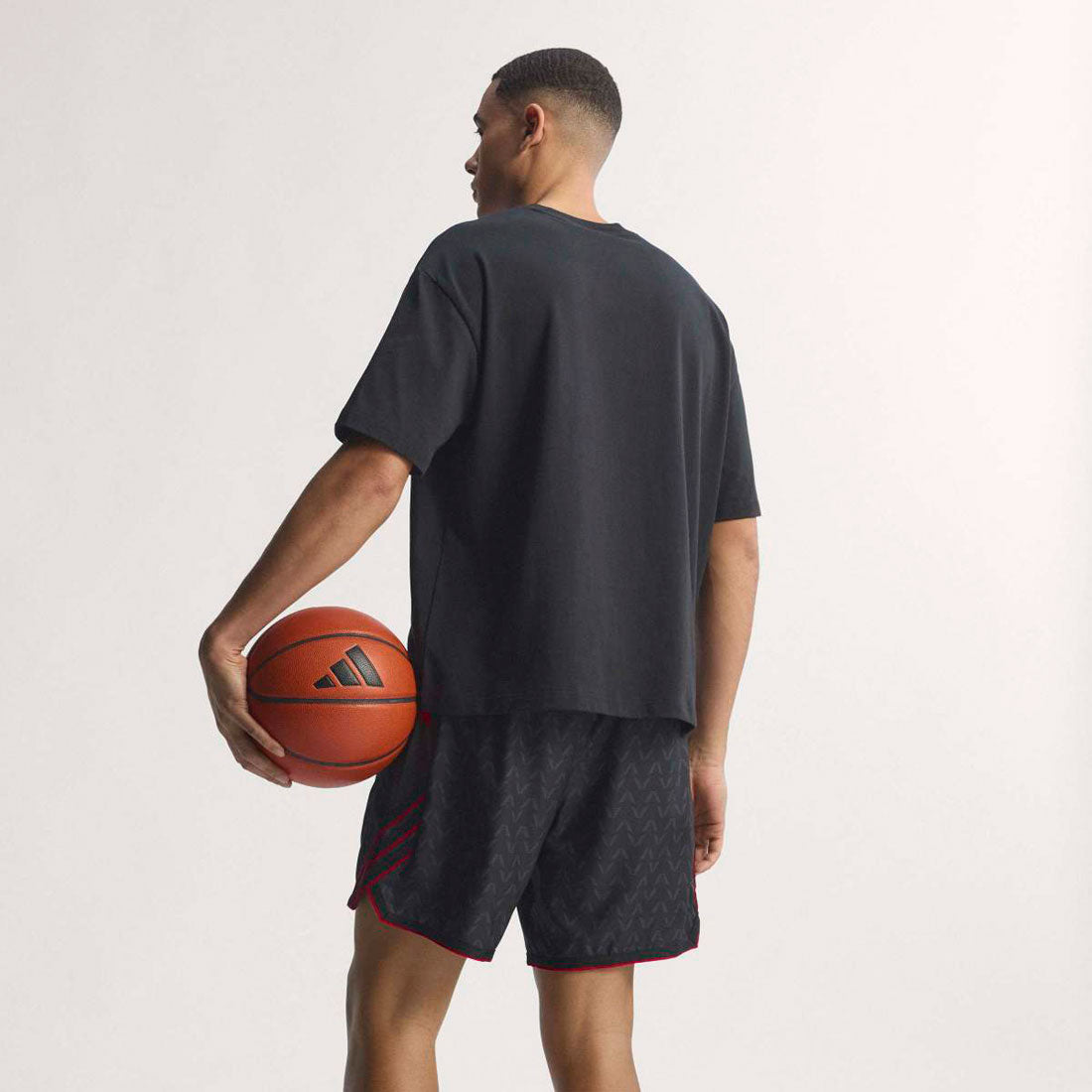 アディダス adidas アンソニー・エドワーズ ワールド オブ ファイブ 半袖Tシャツ（ANTHONY EDWARDS WORLD OF FIVE SHORT-SLEEVE TEE） （Black / White） Black / White