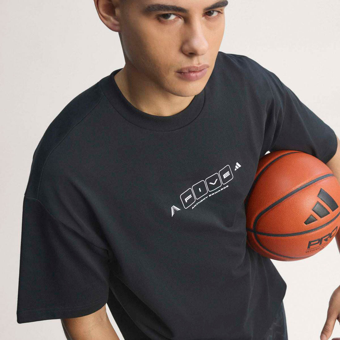 アディダス adidas アンソニー・エドワーズ ワールド オブ ファイブ 半袖Tシャツ（ANTHONY EDWARDS WORLD OF FIVE SHORT-SLEEVE TEE） （Black / White） Black / White