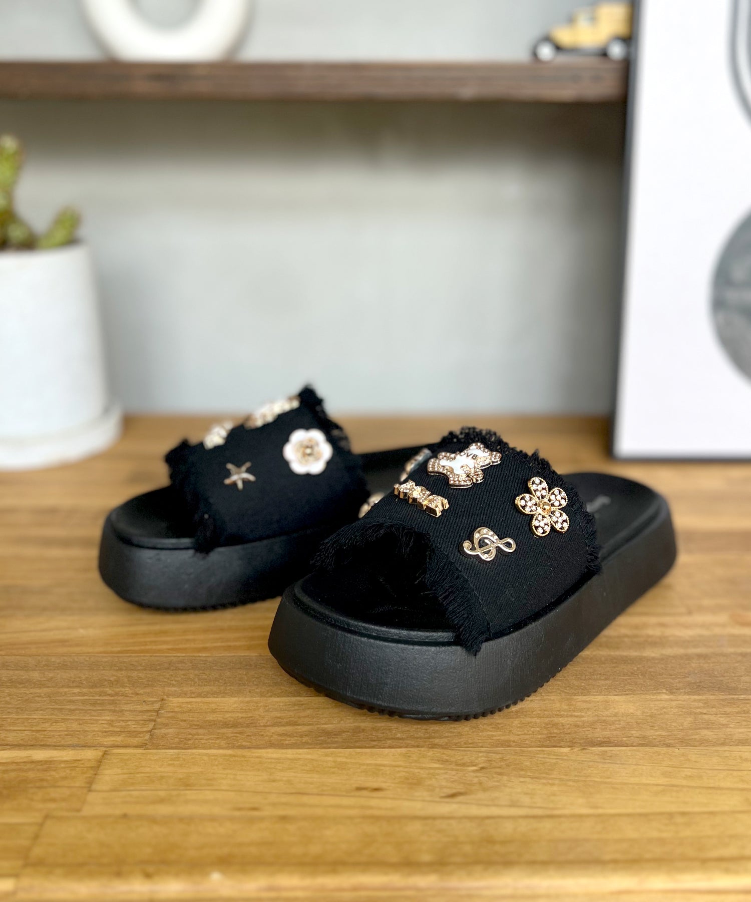 アドット adottona 【軽量】モチーフつきフリンジシャワーサンダル【厚底】 （BLK） BLK