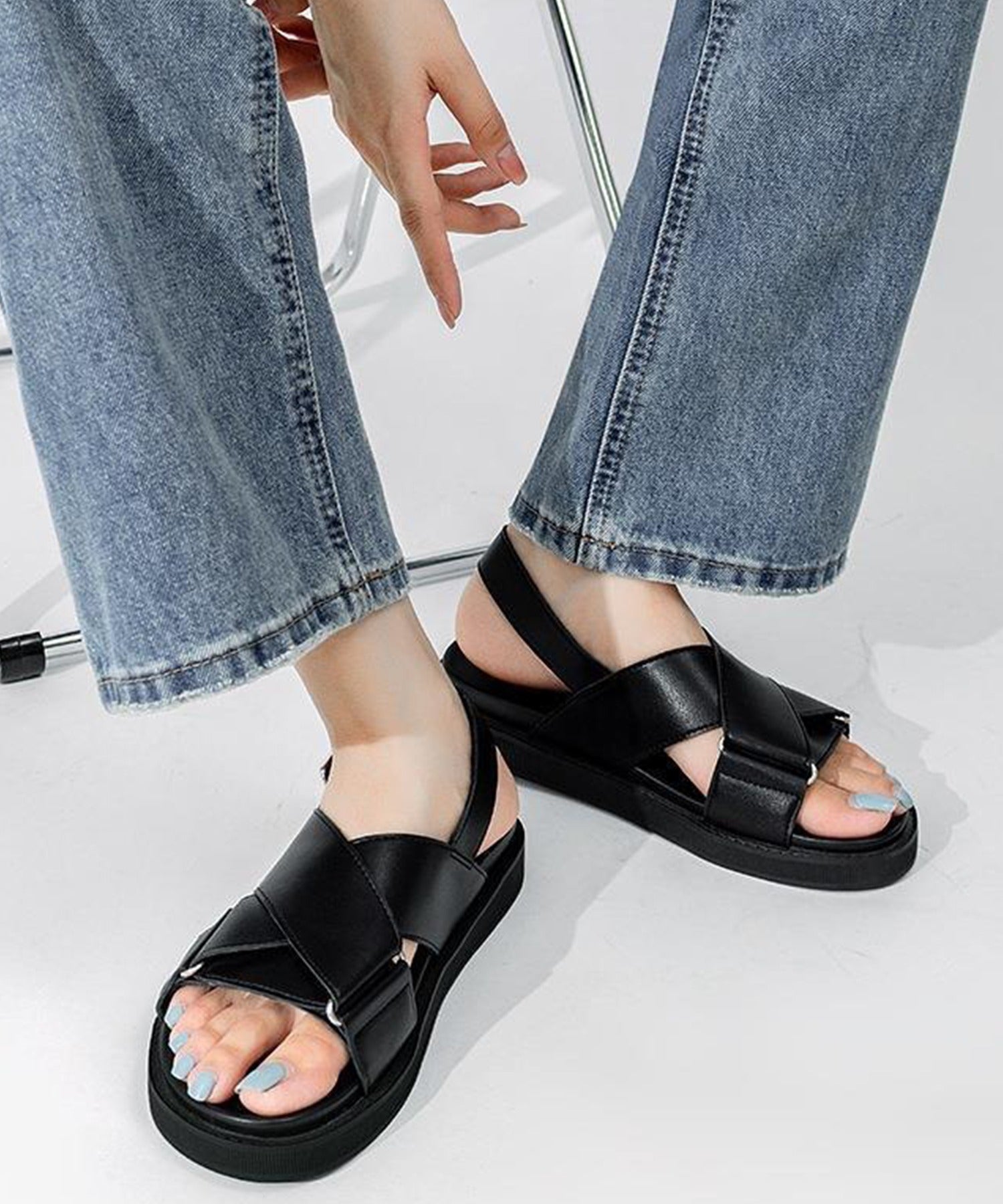 アイモハ aimoha 【shoes365】クロスデザイン バックル付き レザーサンダル （ブラック） ブラック