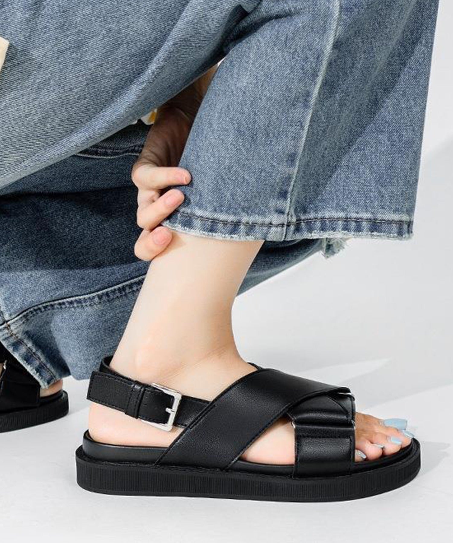 アイモハ aimoha 【shoes365】クロスデザイン バックル付き レザーサンダル （ブラック） ブラック