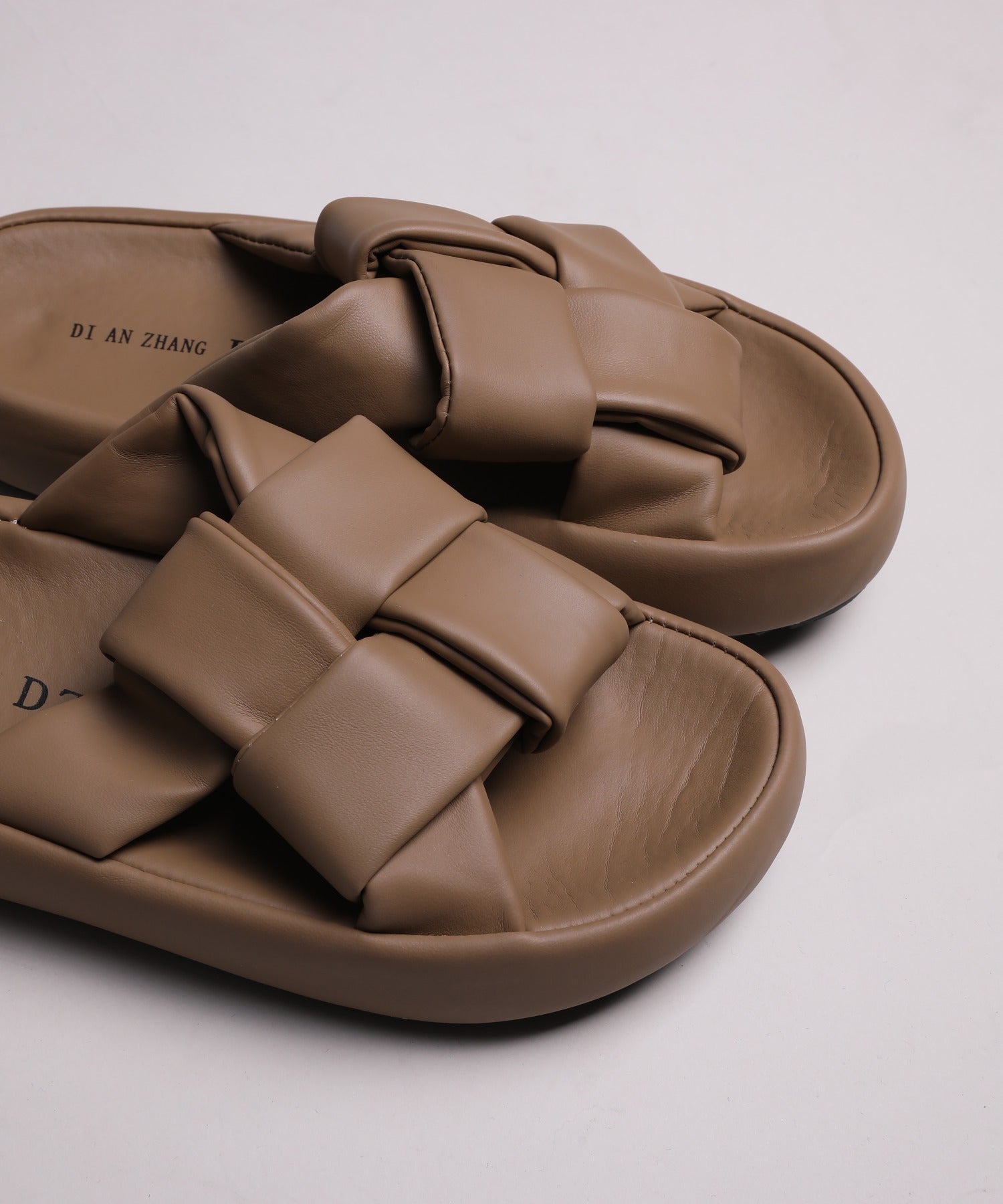 アイモハ aimoha 【shoes365】交差ストラップデザインサンダル （ベージュ） ベージュ