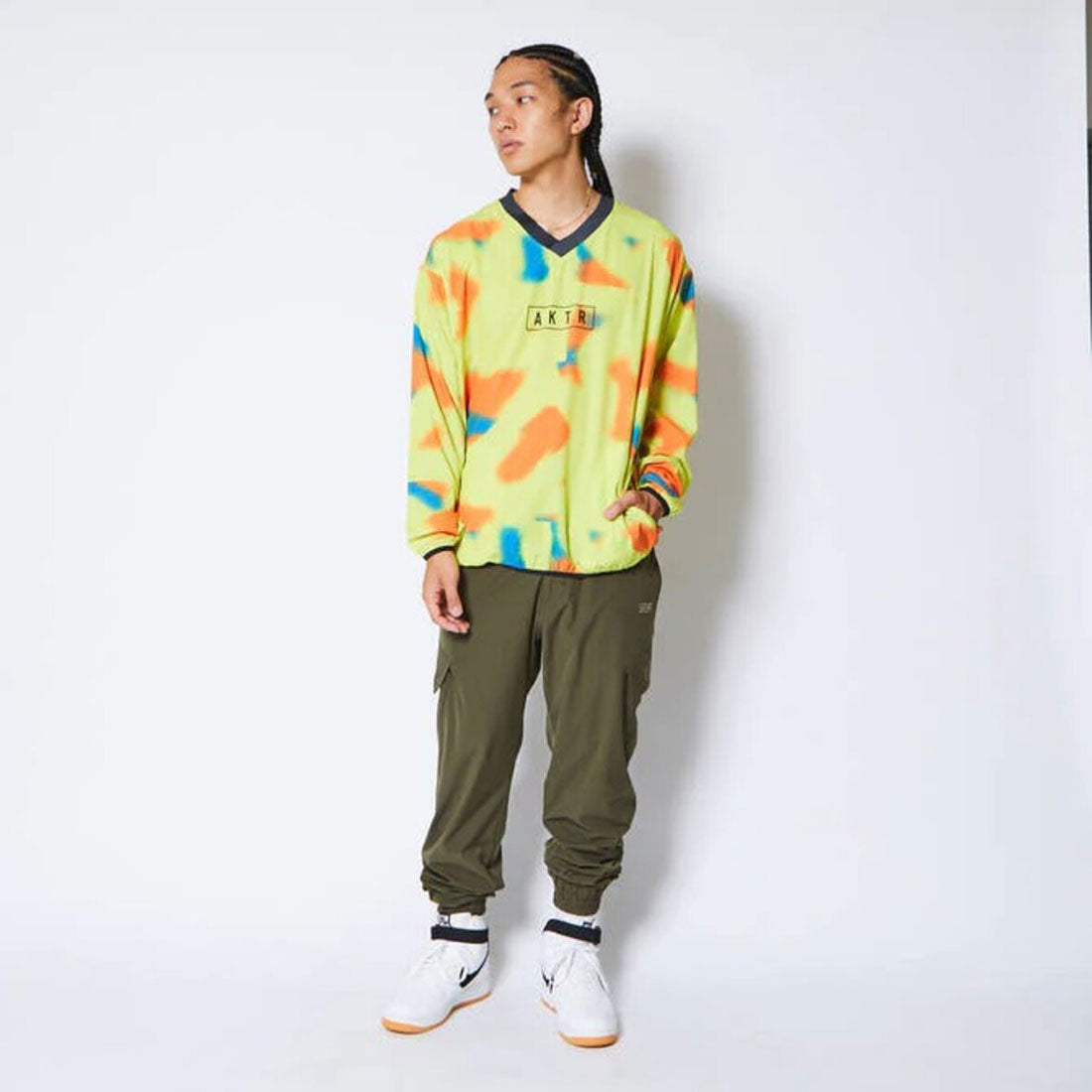 アクター AKTR AKTR SCRIBBLE V-NECK PULLOVER SHOOTINNG SHIRTS（アクター スクリブル Vネックプルオーバーシューティングシャツ） （YELLOW） YELLOW
