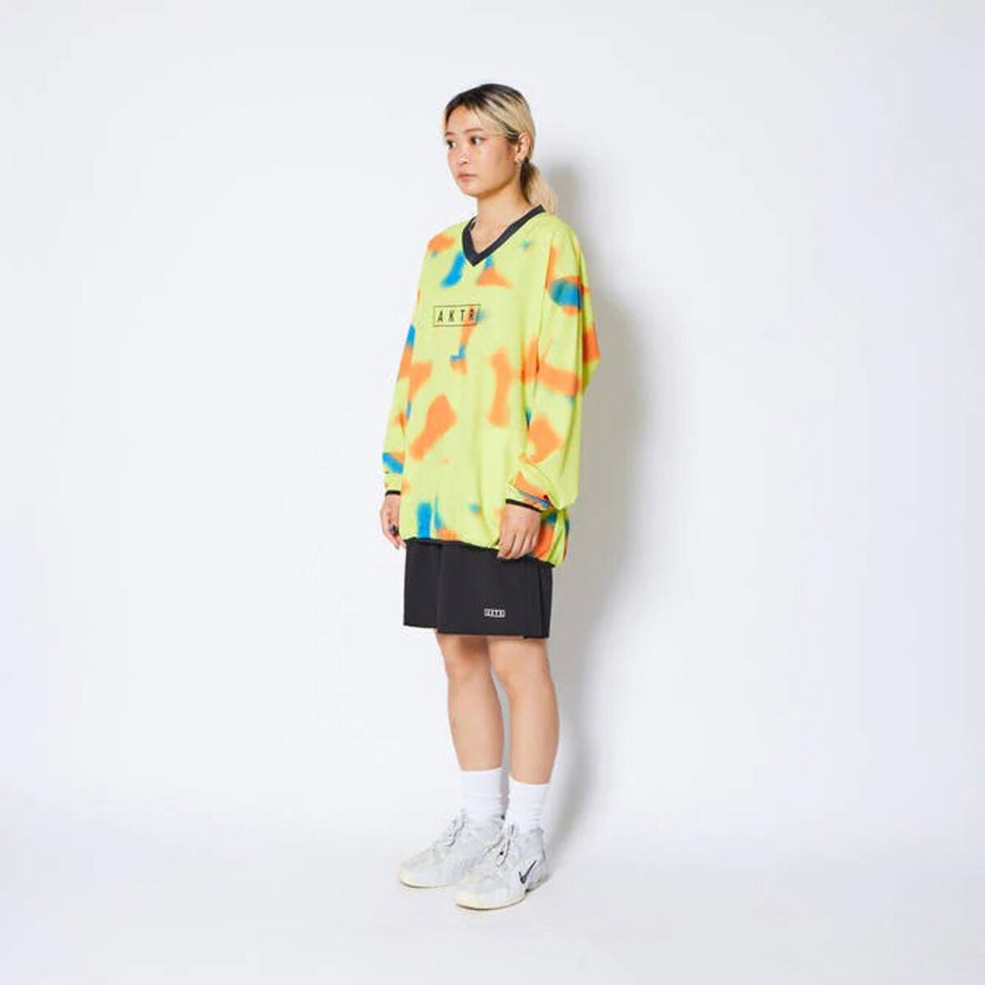 アクター AKTR AKTR SCRIBBLE V-NECK PULLOVER SHOOTINNG SHIRTS（アクター スクリブル Vネックプルオーバーシューティングシャツ） （YELLOW） YELLOW