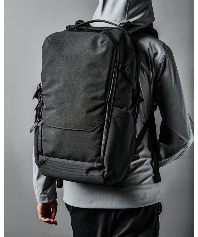 アルパカ ALPAKA 新商品/アルパカ/エレメンツトラベルバックパック/AXOFLUX/16インチPC/35L/ウエストベルト付【elem-tl-bp-axoflux】 （ブラック） ブラック