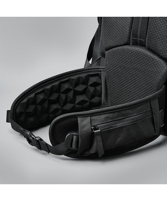 アルパカ ALPAKA 新商品/アルパカ/エレメンツトラベルバックパック/AXOFLUX/16インチPC/35L/ウエストベルト付【elem-tl-bp-axoflux】 （ブラック） ブラック