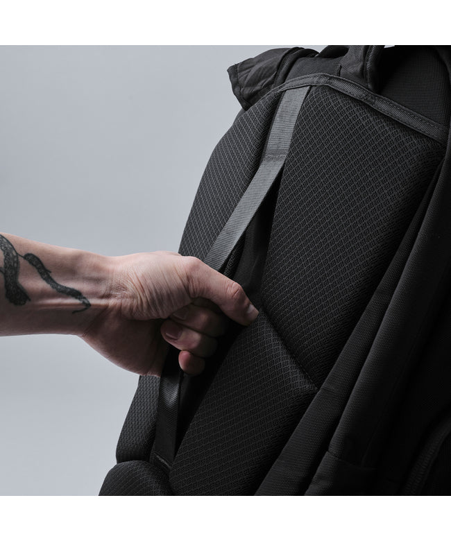 アルパカ ALPAKA 新商品/アルパカ/エレメンツトラベルバックパック/X-PAC/16インチPC/35L/ウエストベルト付【elem-tl-bp-bundle】 （ブラック） ブラック