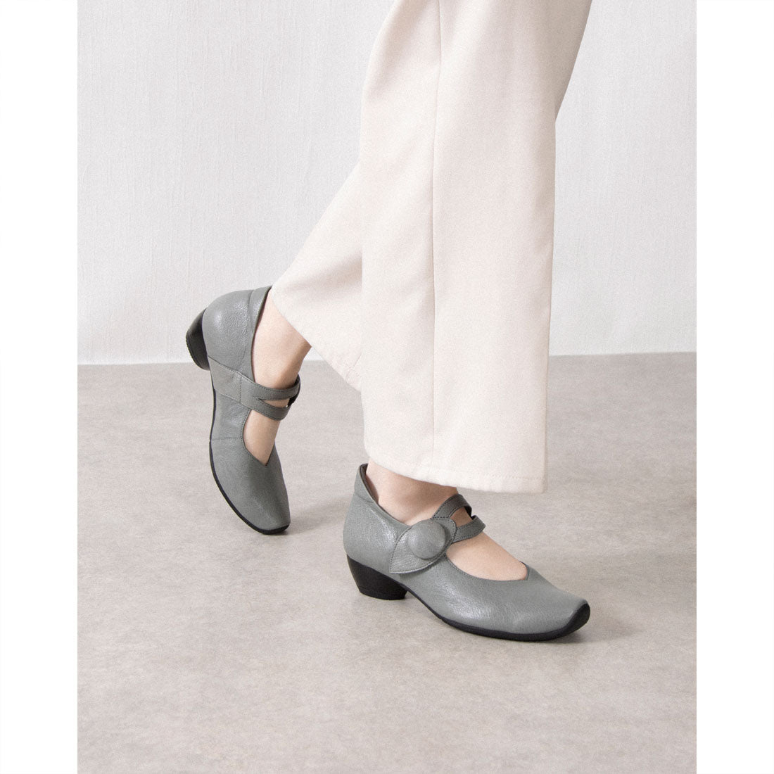 AMORA Wide instep belt heel pumps that are gentle on people with bunions