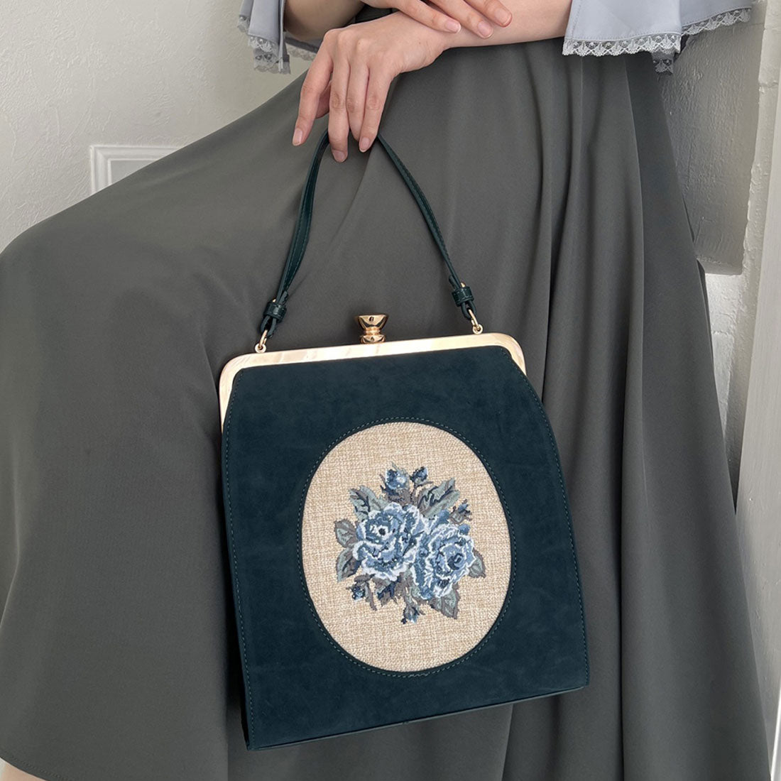 アンアナザーアンジェラス an another angelus カメオローズ刺繍スクエアがま口バッグ （BLUE GREEN） BLUE GREEN