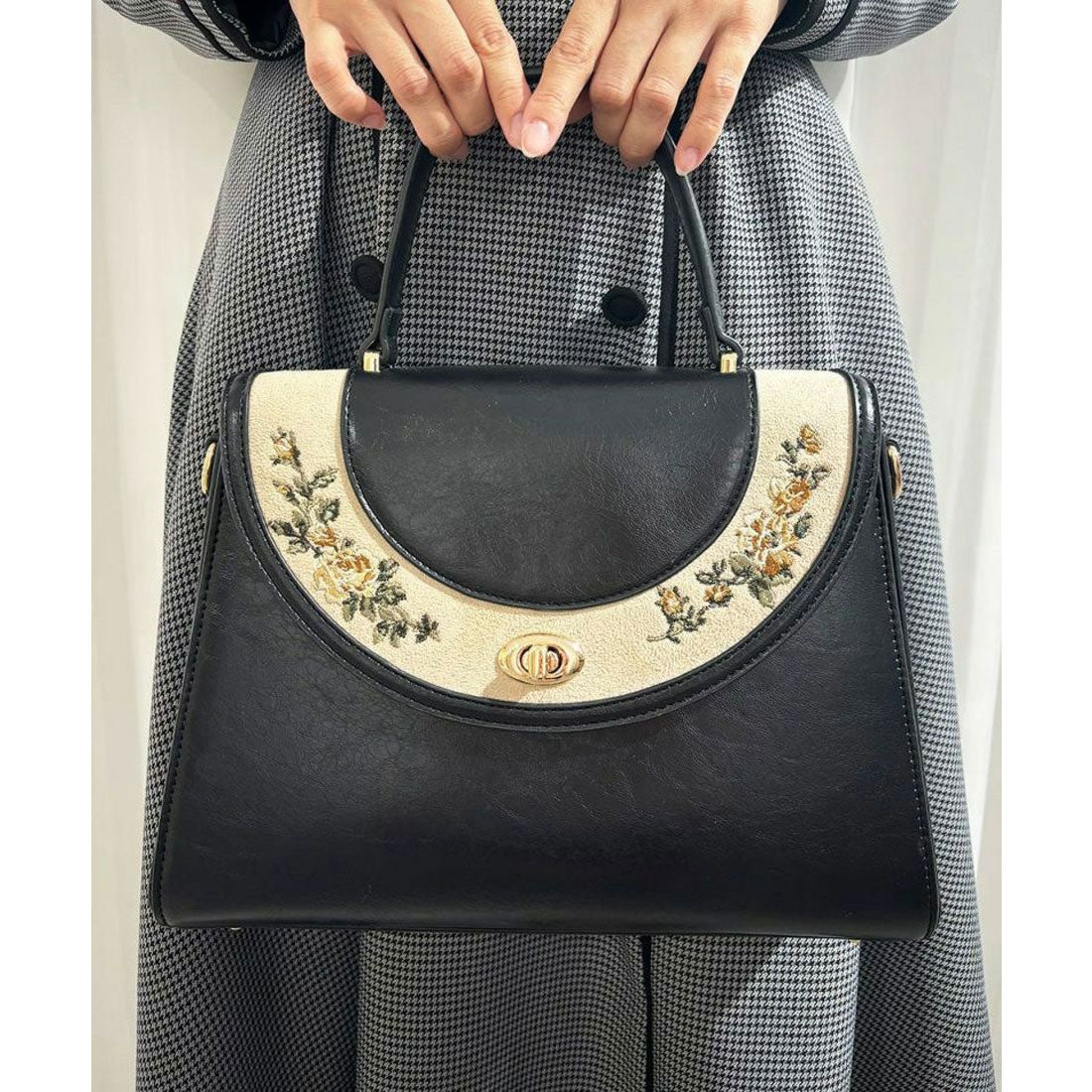 アンアナザーアンジェラス an another angelus サークルフラップ刺繍台形バッグ （BLACK） BLACK