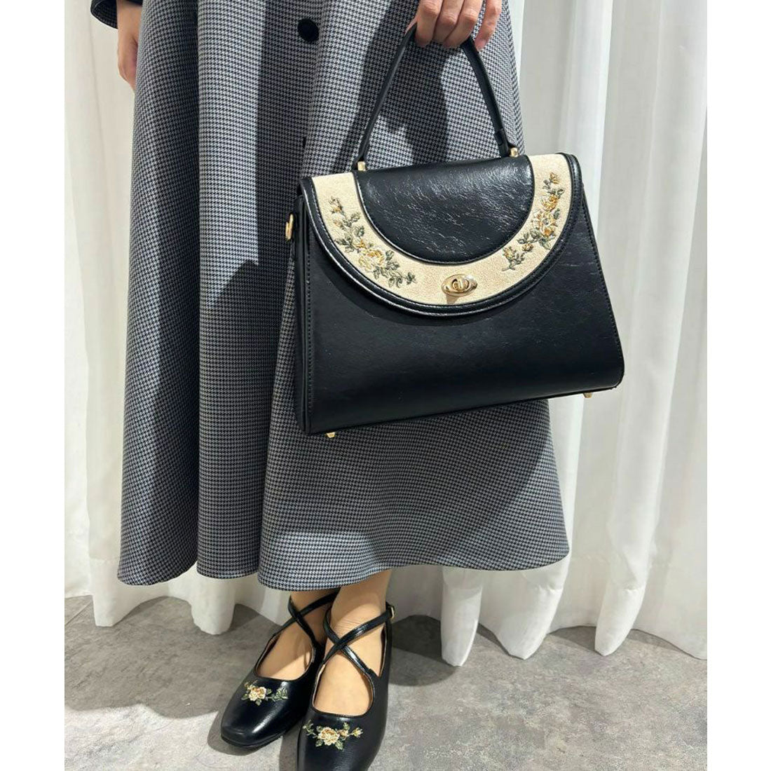 アンアナザーアンジェラス an another angelus サークルフラップ刺繍台形バッグ （BLACK） BLACK