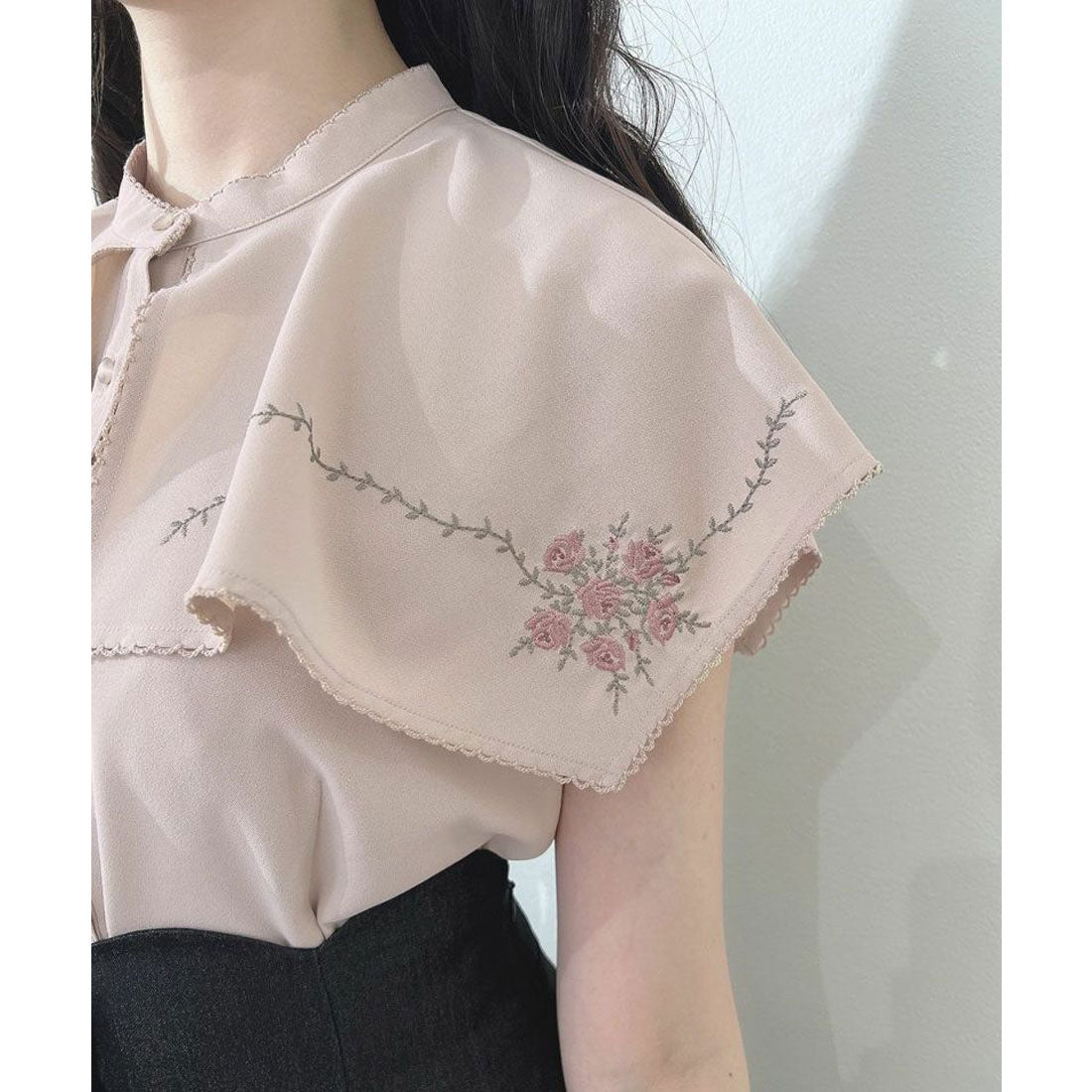 アンアナザーアンジェラス an another angelus 【洗える】スクエアケープ衿ローズ刺繍ブラウス （PINK BEIGE） PINK BEIGE