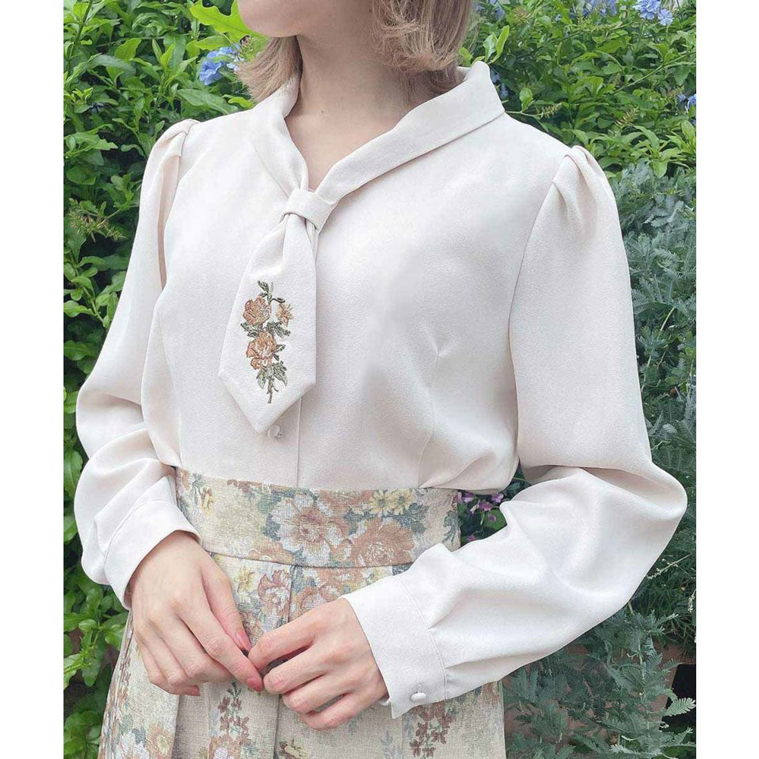 アンアナザーアンジェラス an another angelus 【洗える/セットアップ可能】ローズ刺繍ショールカラーネクタイブラウス （L/BEIGE） L/BEIGE