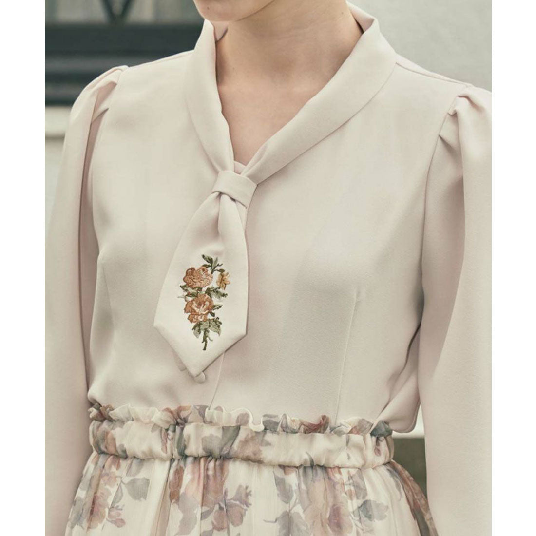 アンアナザーアンジェラス an another angelus 【洗える/セットアップ可能】ローズ刺繍ショールカラーネクタイブラウス （L/BEIGE） L/BEIGE