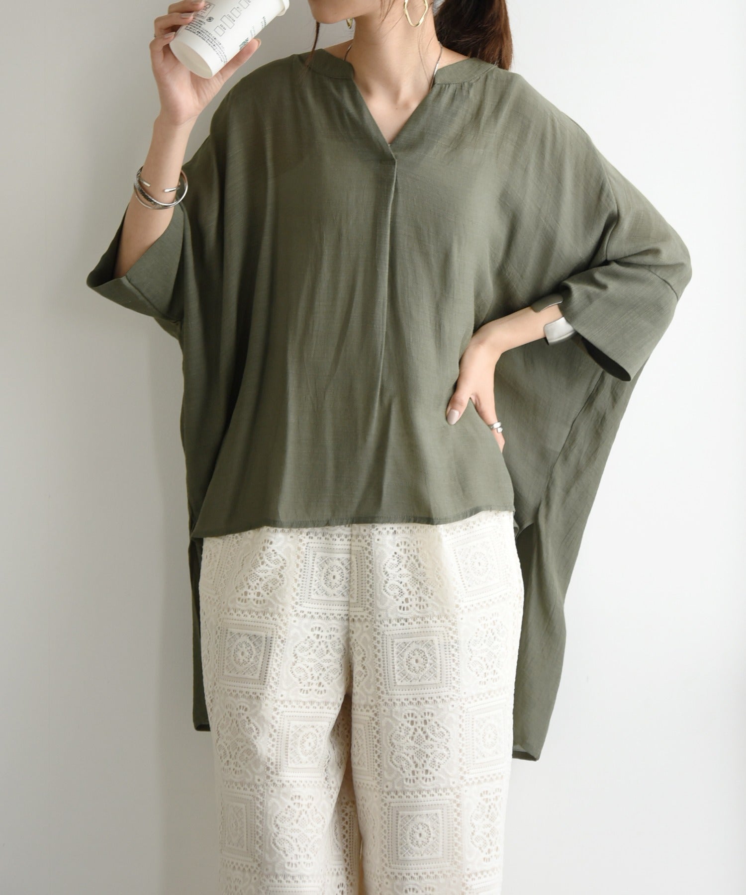 アンドイット and it_ 接触冷感スラブバックロングシャツ シャツ レディース 春夏 トップス ひんやり 涼しい 涼感 ゆったり 楽ちん ラフ カジュアル 七分袖 ヒップカバー 体型カバ,カーキ