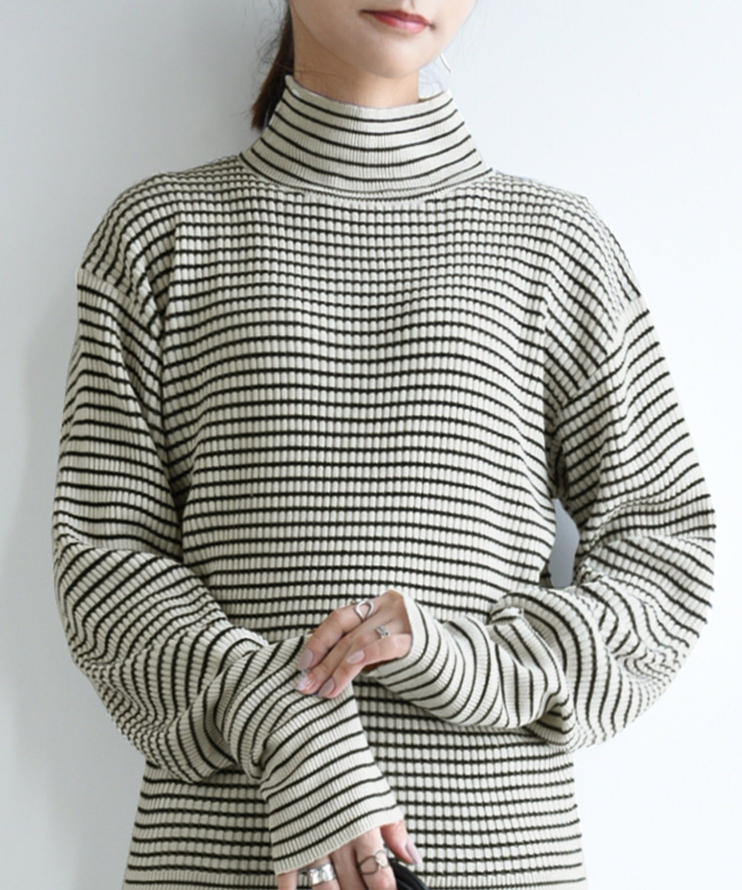 アンドイット and it_ バルーン袖タートルボーダーリブニット ニット レディース リブ ボーダー タートルネック バルーン袖 生地 ボリューム袖 アクリル 細ボーダー 長袖 薄い 薄手,アイボリー×ブラック