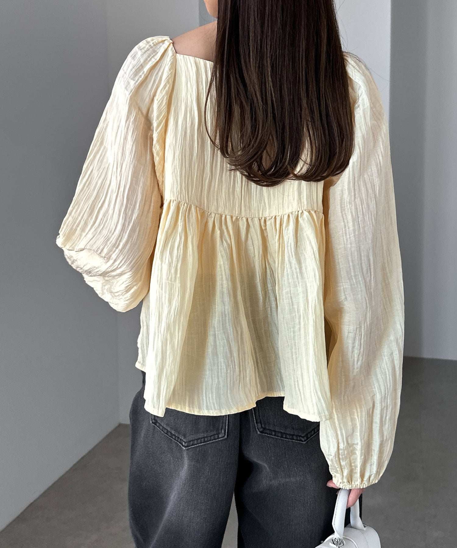 アンドミー andme スクエアネック サテン ペプラム ブラウス