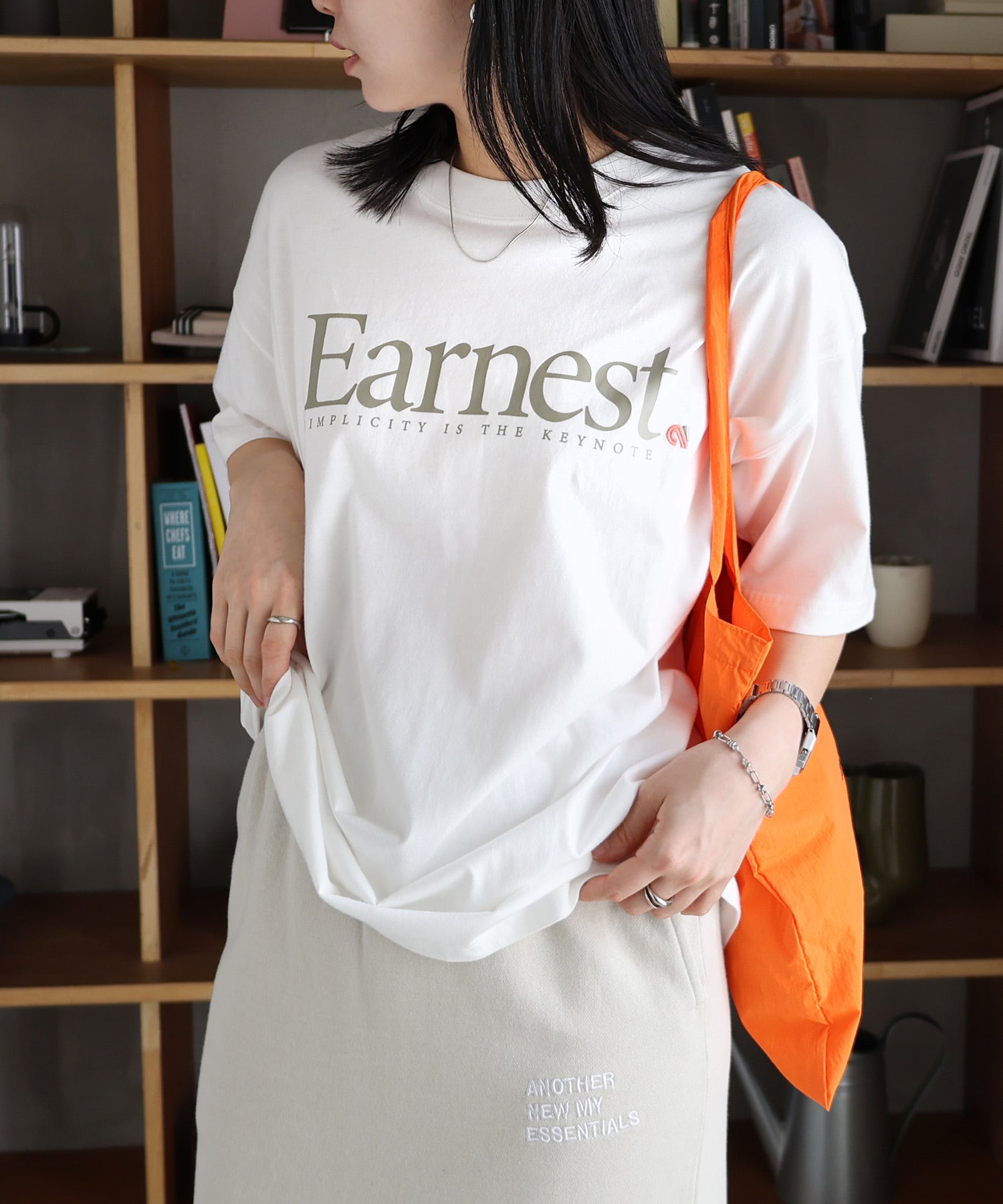 アンドミー andme Earnest ロゴプリント 半袖 Tシャツ （オフホワイト×ベージュ） オフホワイト×ベージュ