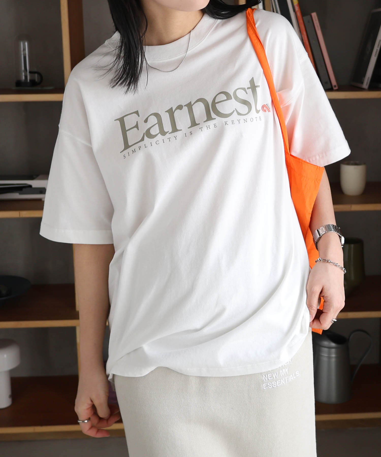アンドミー andme Earnest ロゴプリント 半袖 Tシャツ （オフホワイト×ベージュ） オフホワイト×ベージュ