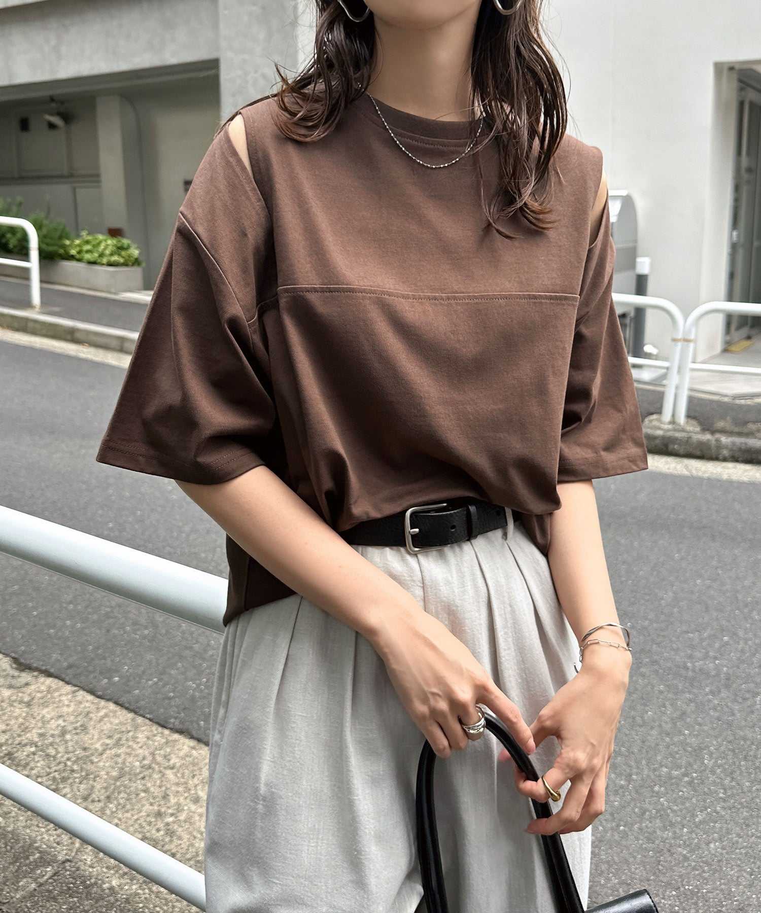アンドミー andme 汗染み防止 カットアウト デザイン Tシャツ （ブラウン） ブラウン