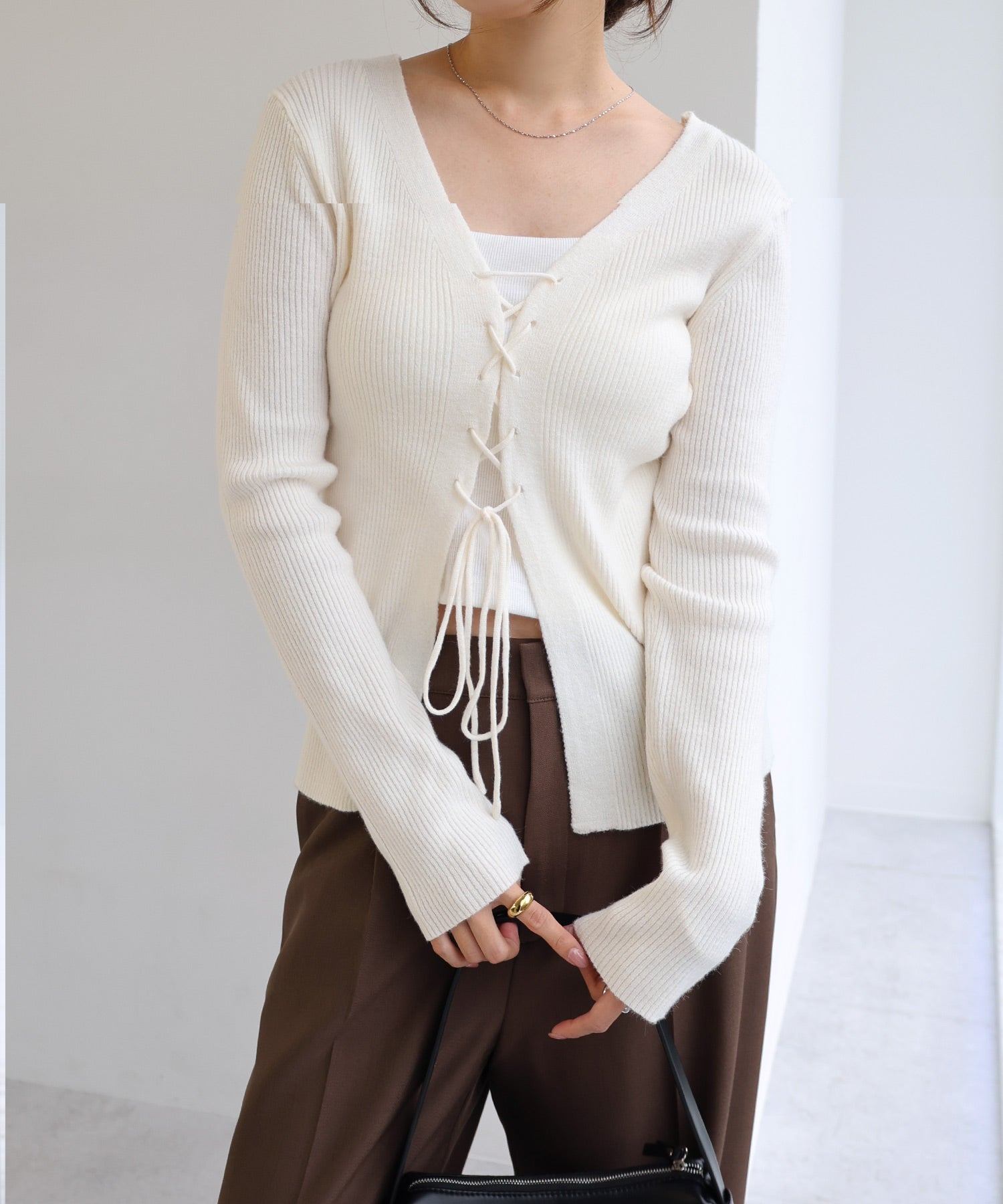 アンドミー andme レースアップ リボン 2way リブ ニット トップス （オフホワイト） オフホワイト