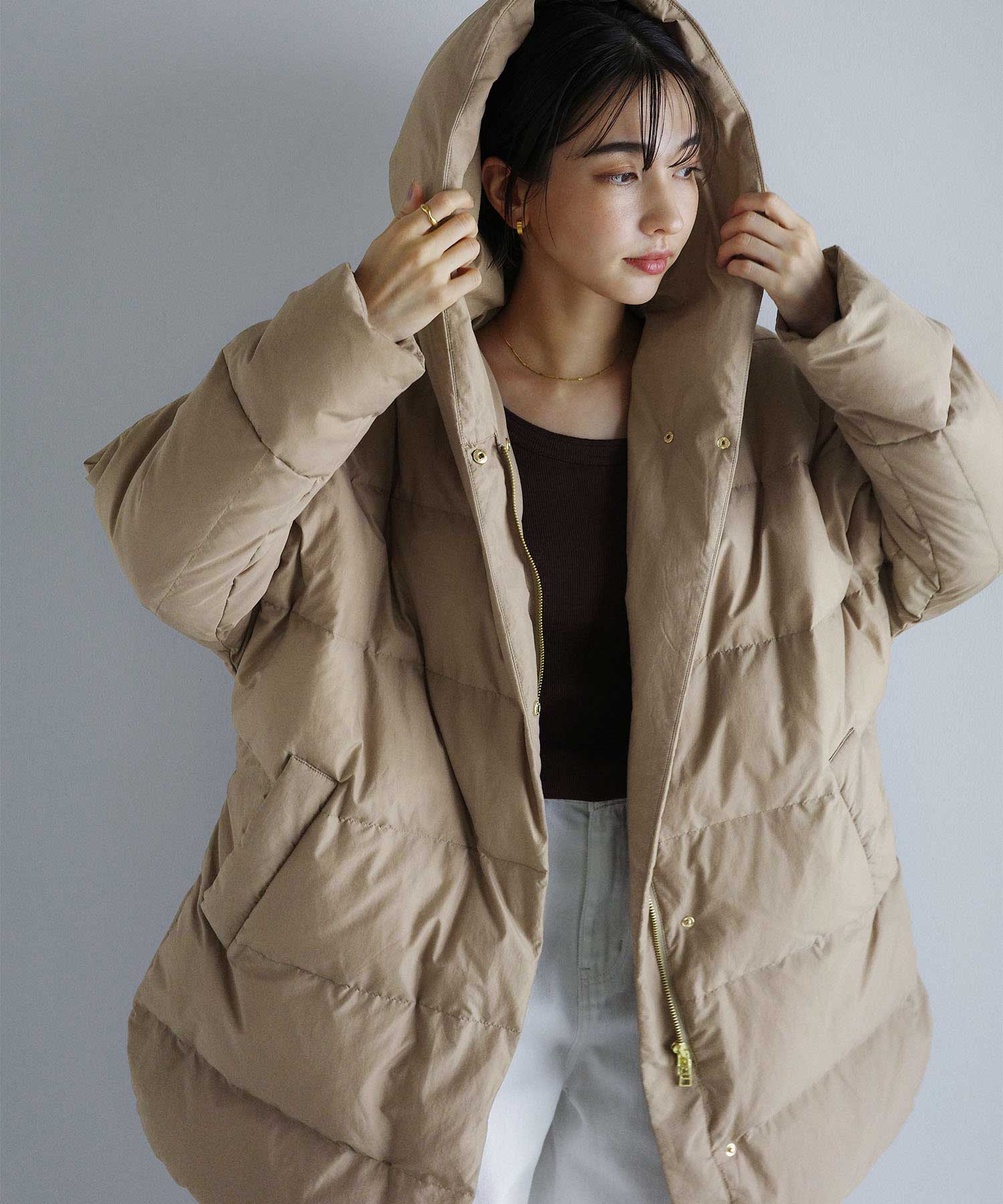 アンドミー andme ドルマン サイドジップ ダウンジャケット （グレージュ） グレージュ