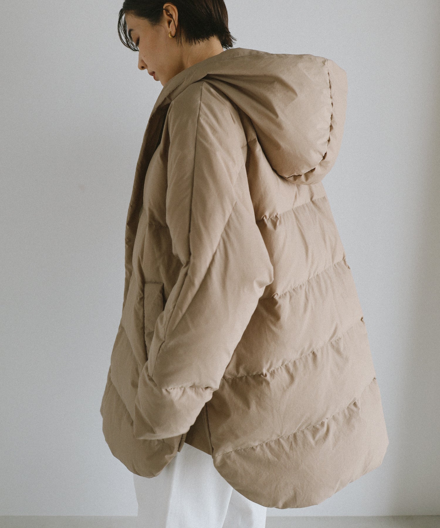 アンドミー andme ドルマン サイドジップ ダウンジャケット （グレージュ） グレージュ