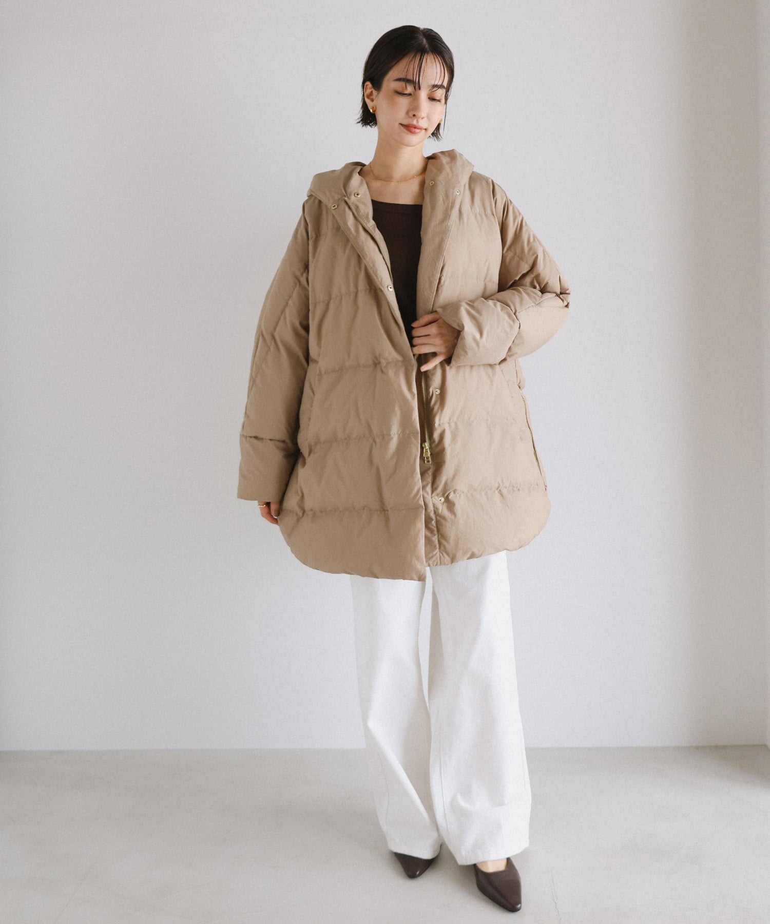 アンドミー andme ドルマン サイドジップ ダウンジャケット （グレージュ） グレージュ