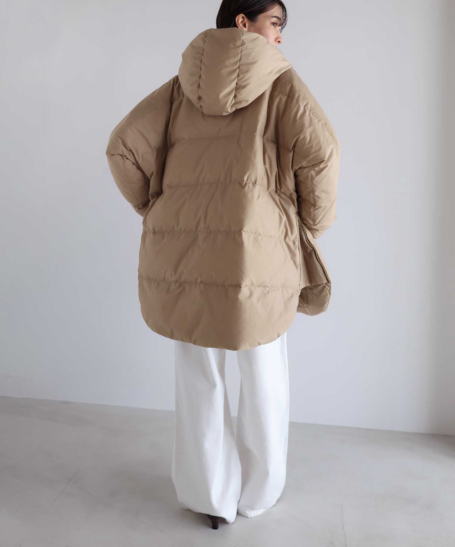 アンドミー andme ドルマン サイドジップ ダウンジャケット （グレージュ） グレージュ