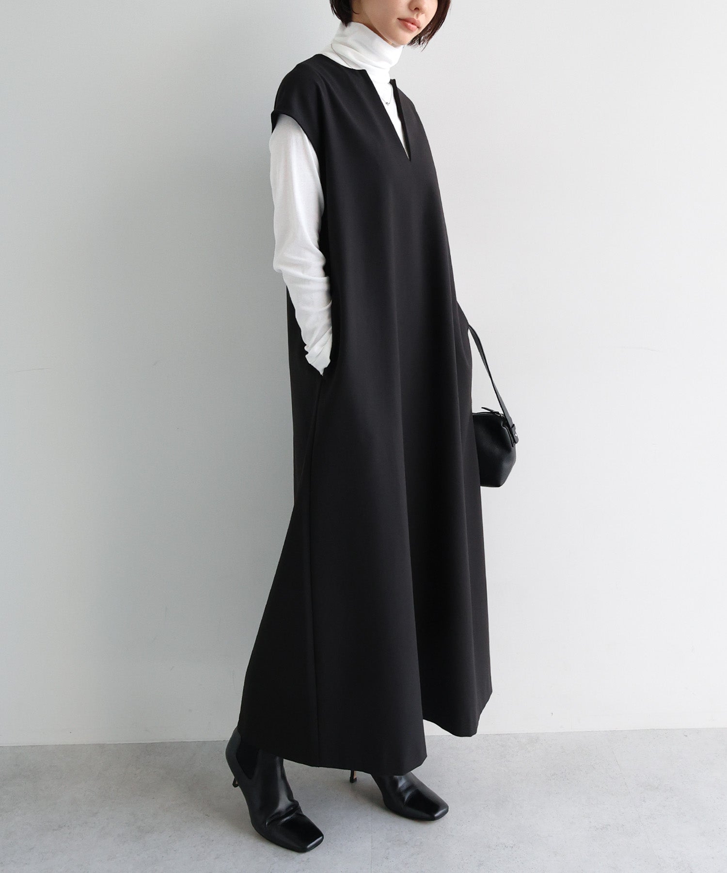 アンドミー andme ウール混 Vネック ロング ワンピース （ブラック） ブラック