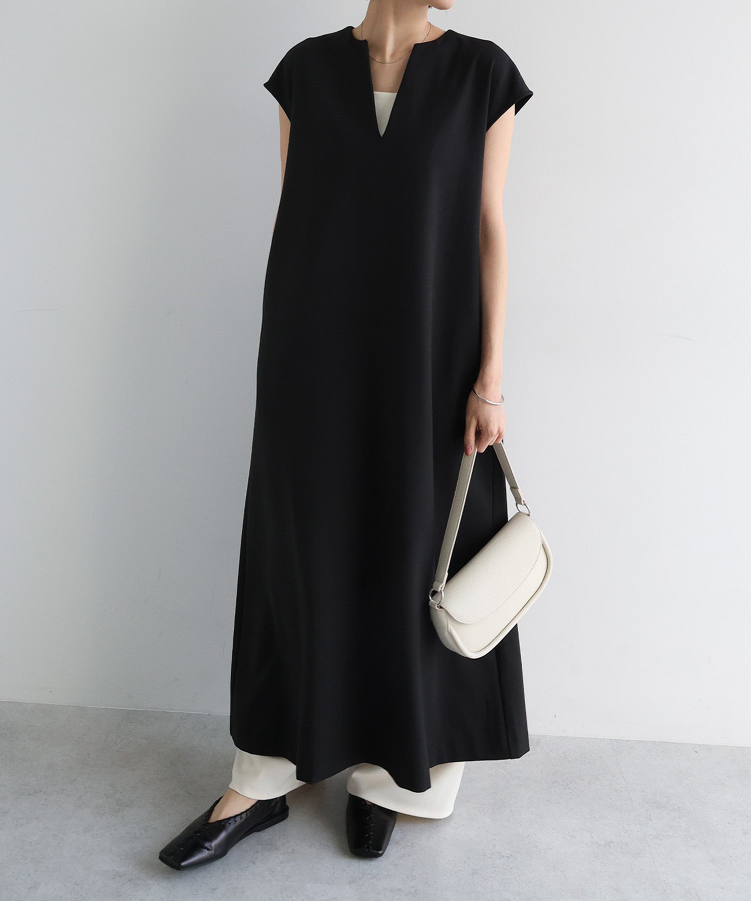アンドミー andme ウール混 Vネック ロング ワンピース （ブラック） ブラック
