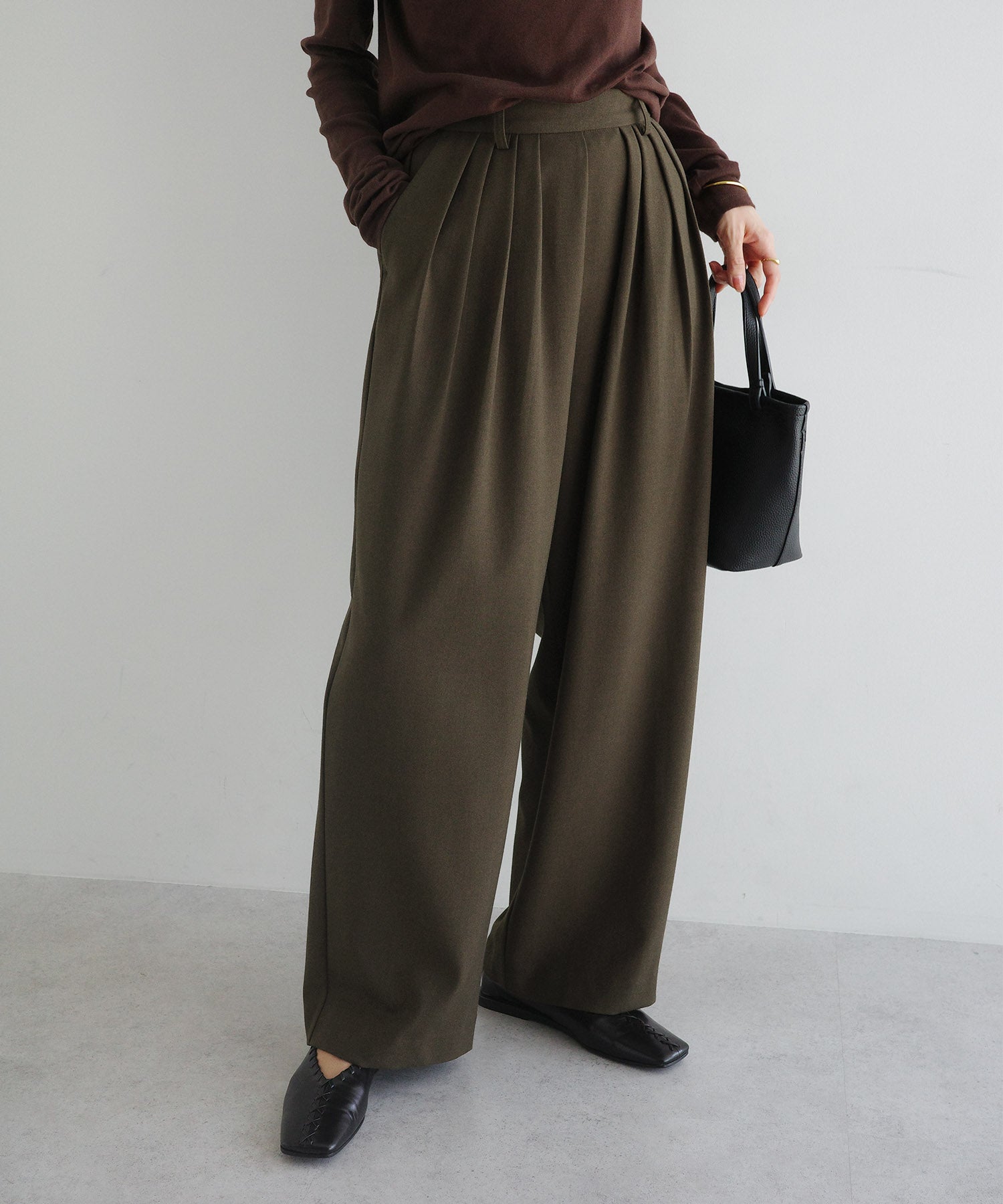 アンドミー andme ウール混 タック ワイド パンツ （カーキブラウン） カーキブラウン