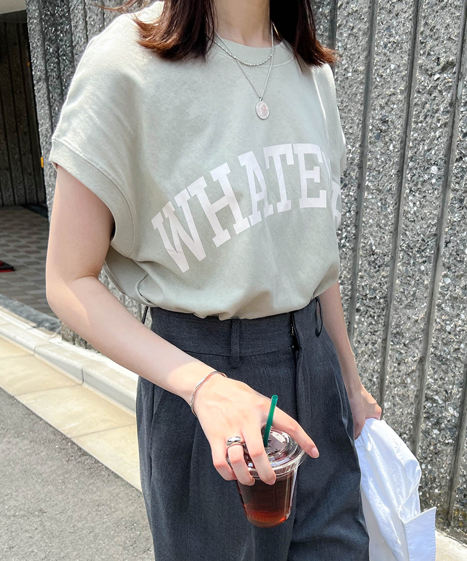 アンドミー andme コットン天竺フレンチスリーブロゴプリント裾ラウンドTシャツ トップス,グリーン