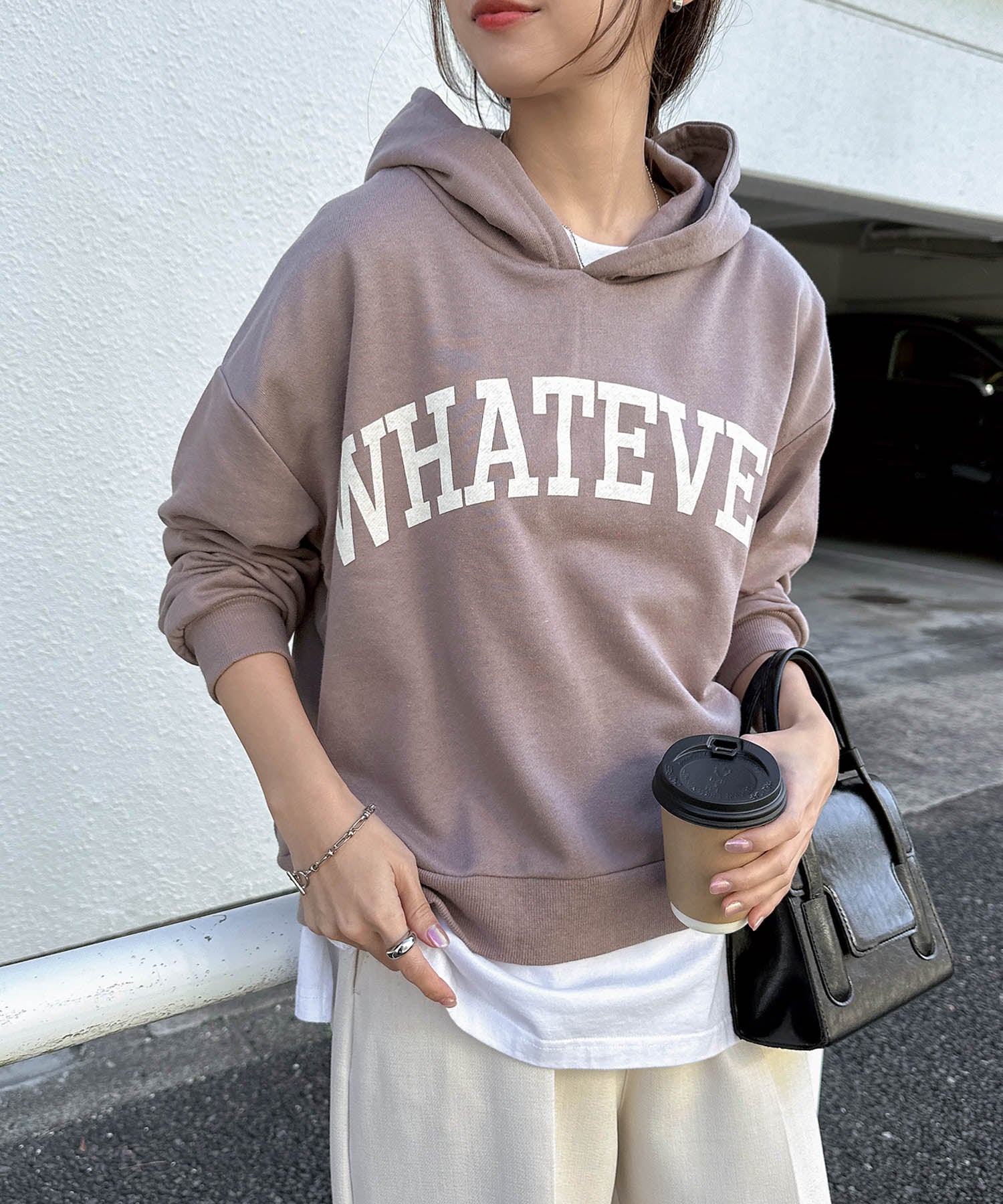 アンドミー andme 裏毛長袖バックスリットWHATEVERロゴプリントスウェットパーカー トップス （モカベージュ） モカベージュ