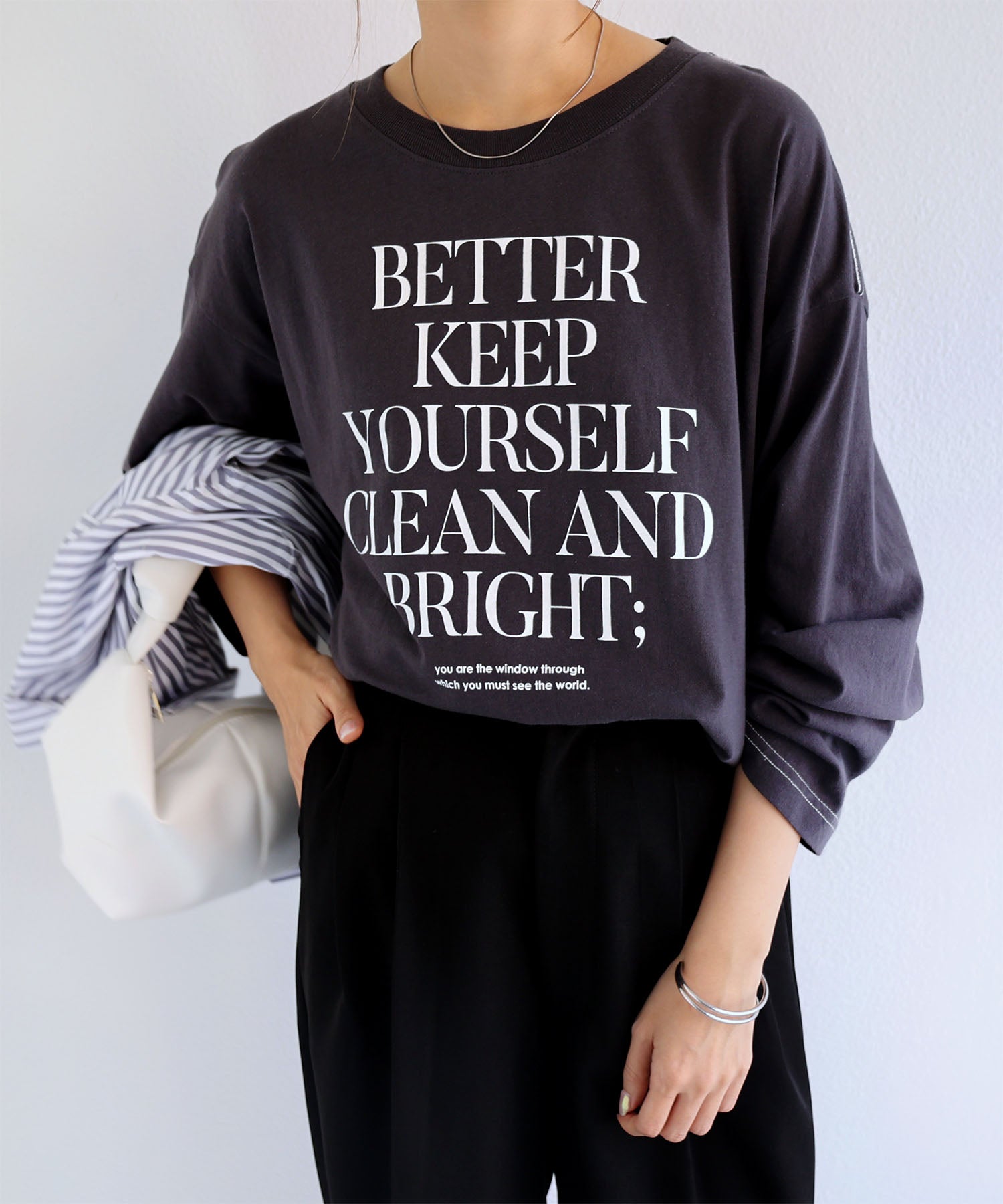 アンドミー andme オーバーサイズロゴプリント長袖Tシャツ （チャコールグレー×オフホワイト） チャコールグレー×オフホワイト