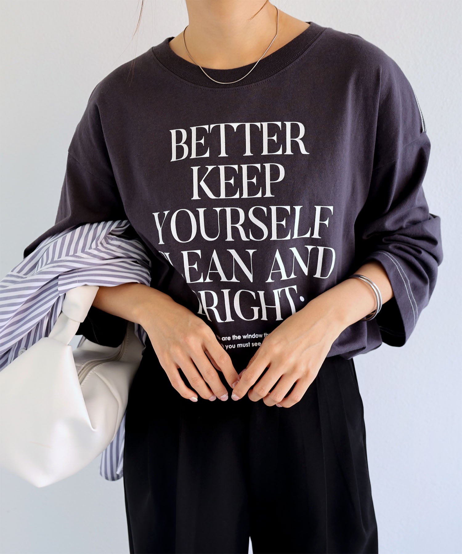 アンドミー andme オーバーサイズロゴプリント長袖Tシャツ （チャコールグレー×オフホワイト） チャコールグレー×オフホワイト
