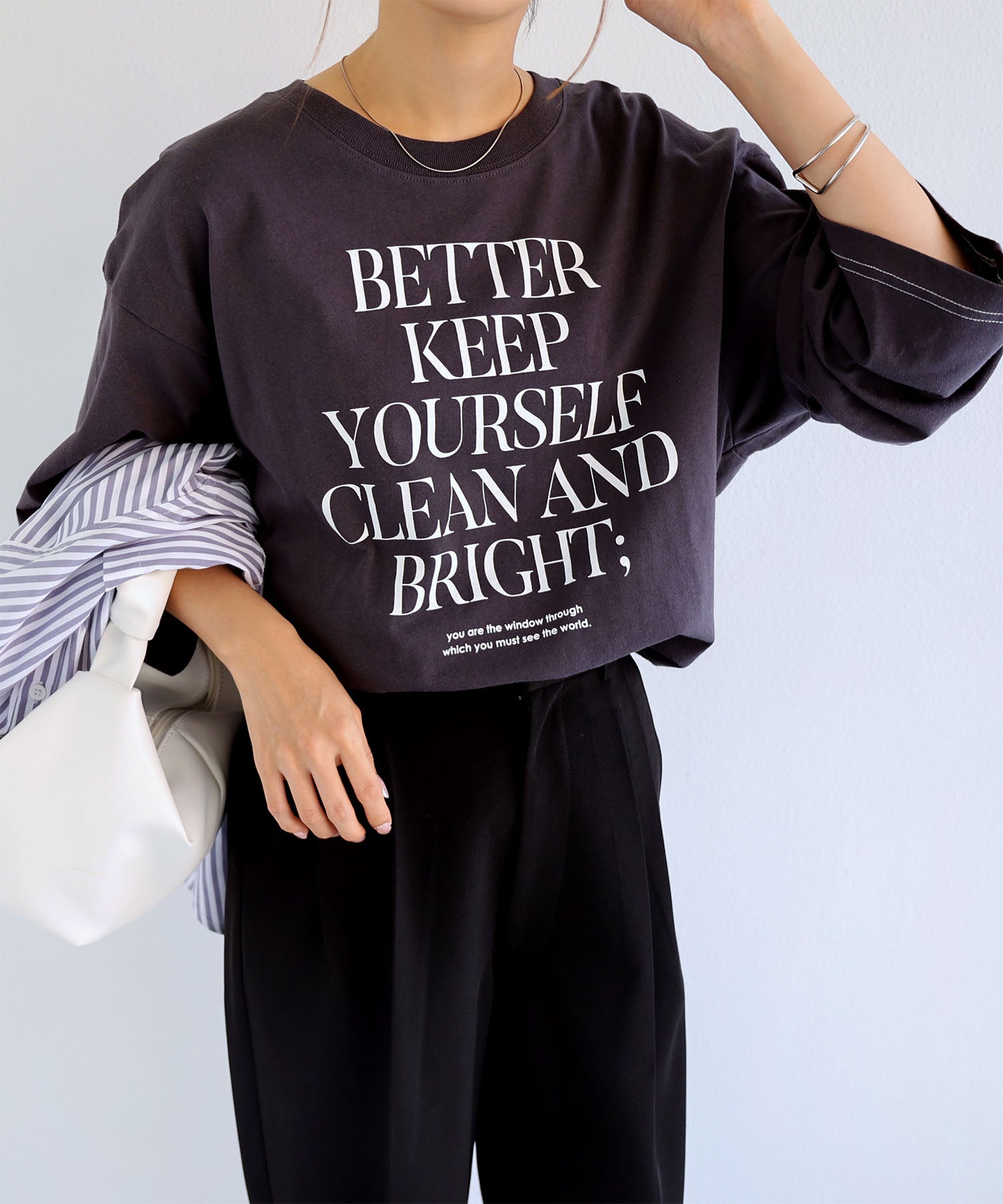 アンドミー andme オーバーサイズロゴプリント長袖Tシャツ （チャコールグレー×オフホワイト） チャコールグレー×オフホワイト
