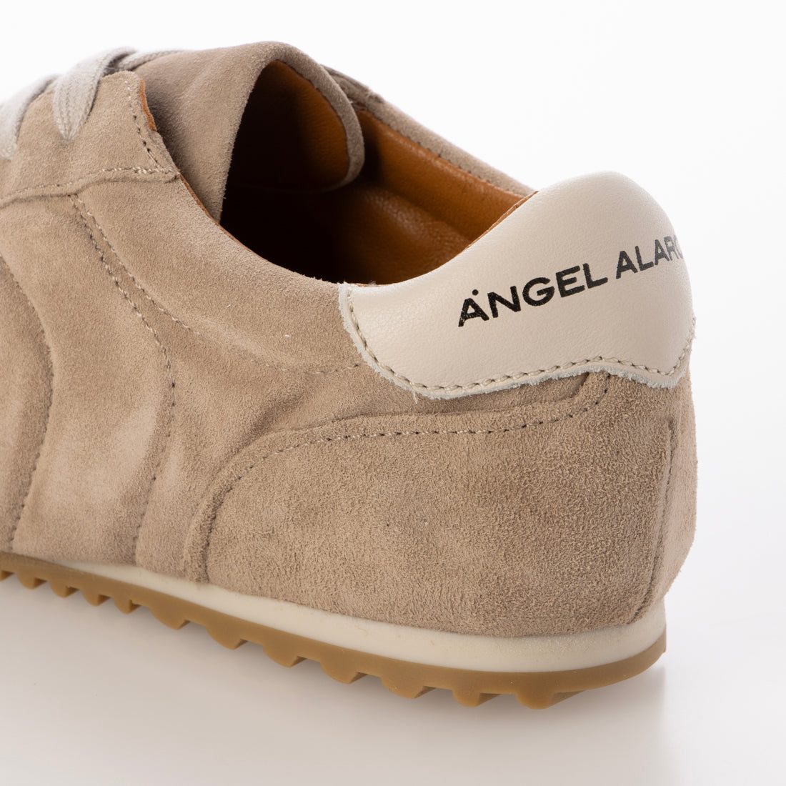 アンヘル アラルコン ANGEL ALARCON レースアップフラットレザースニーカー （ベージュスウェード） ベージュスウェード