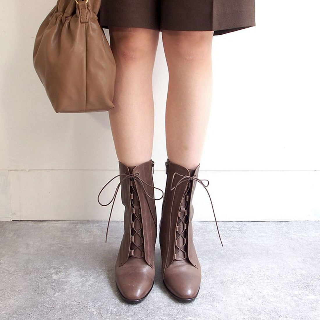 アプレ apres 上質レザーの【防滑】ヒールレースアップブーツ （グレー） （グレー） グレー