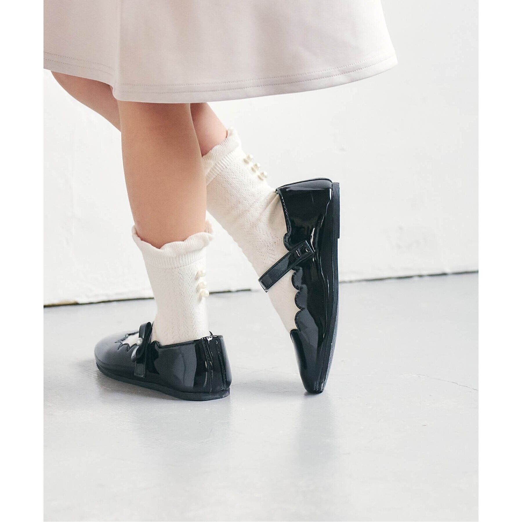 アプレ レ クール apres les cours スカラップリボンパンプス （アイボリー） アイボリー