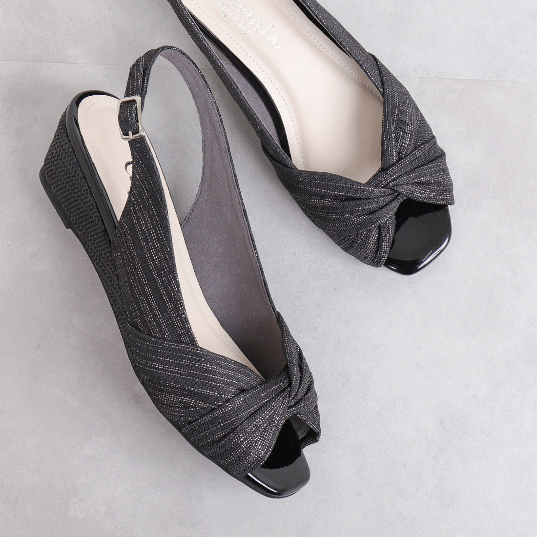 アルテミス バイ ダイアナ artemis by DIANA ウェッジソール バックストラップサンダル （黒生地） 黒生地