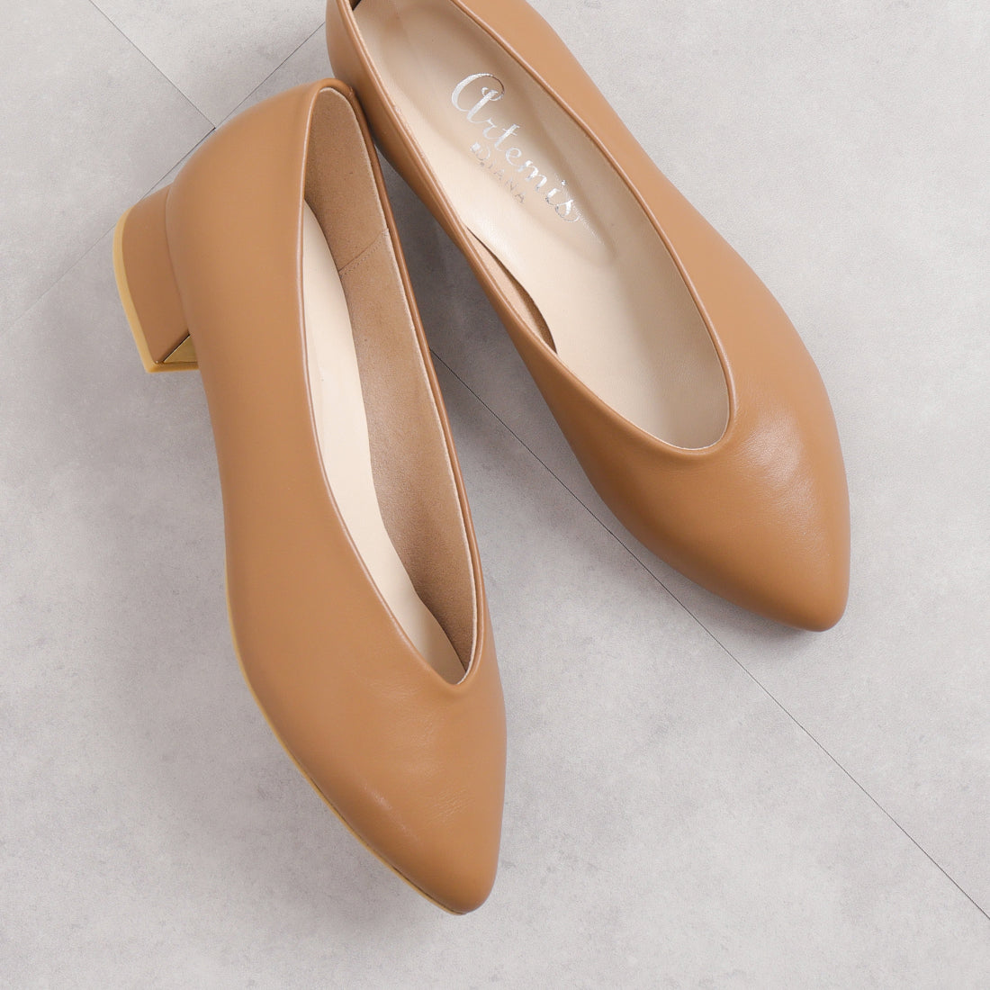 アルテミス バイ ダイアナ artemis by DIANA ソフトポインテッドトゥ Uカットローヒールパンプス,ライトブラウン合皮スムース