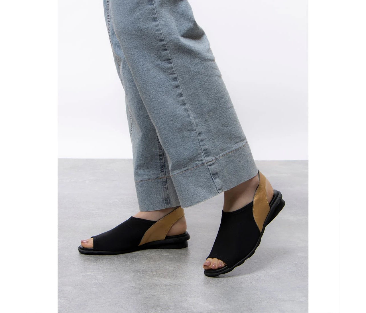 Arche 【New with defects】 DAJAC Open-Toe Back-Belt Sandals black/gold