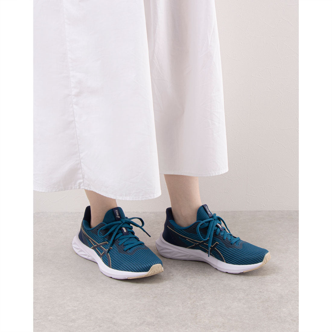 ASICS　VERSABLAST 3　1012B511.404L