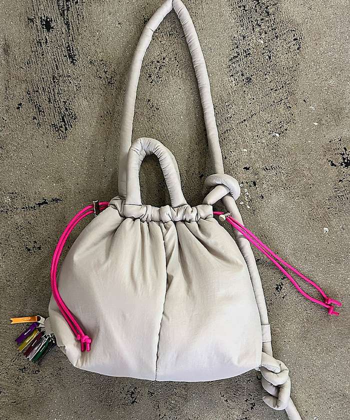 ノミネ NOMINE 【cheek】puff kinchaku 2WAY tote 巾着 ショルダーバ （グレー） グレー