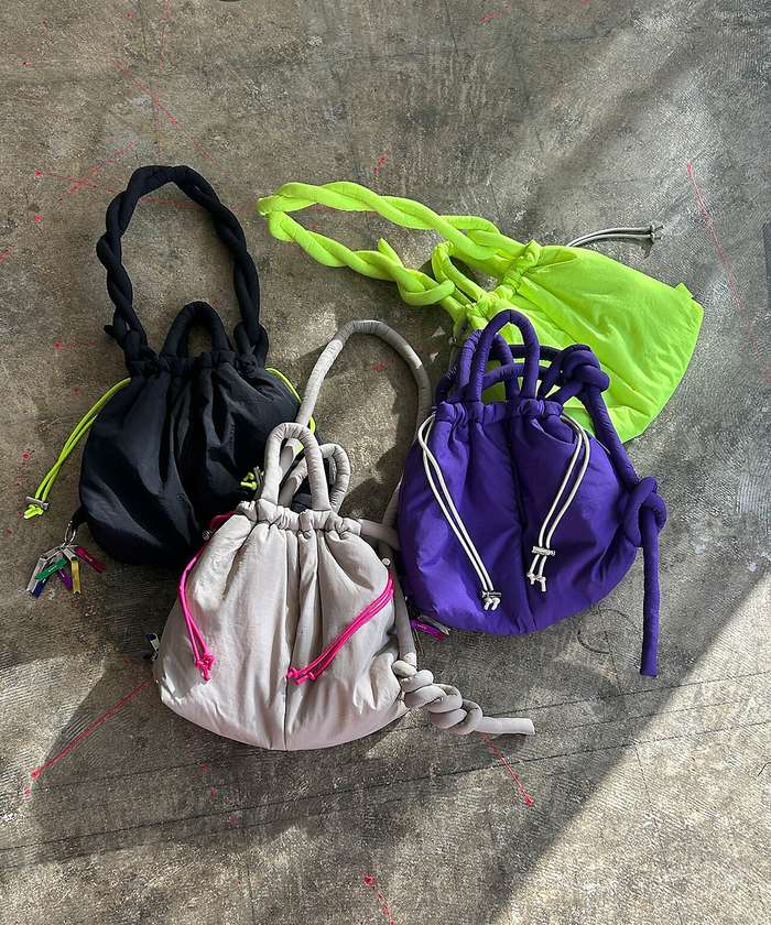 ノミネ NOMINE 【cheek】puff kinchaku 2WAY tote 巾着 ショルダーバ （グレー） グレー