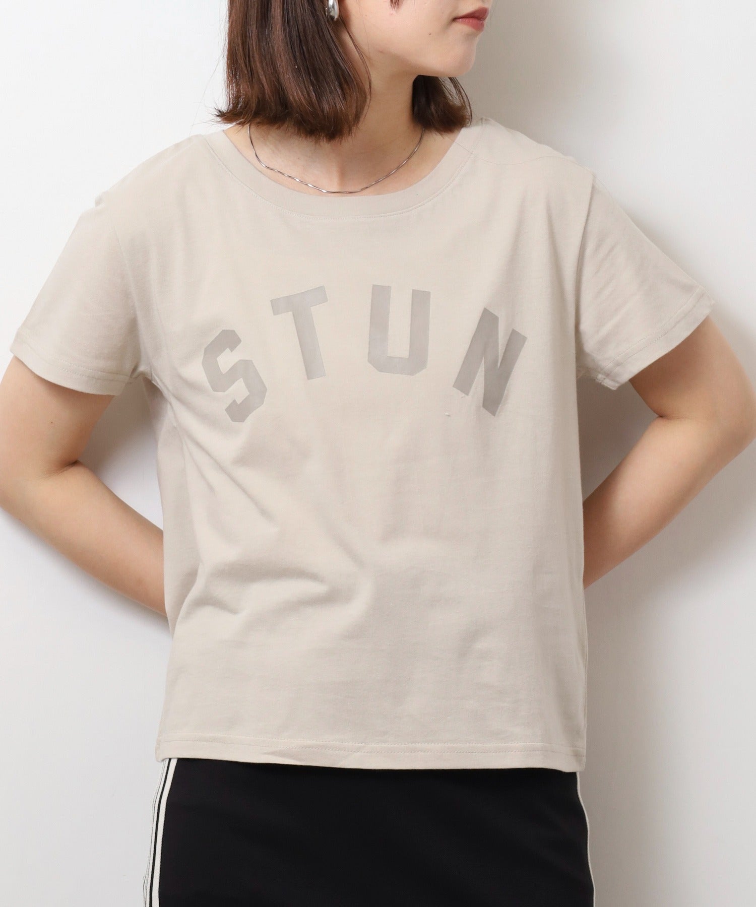 アットワン atONE オーバーサイズシルエットショート丈ロゴプリントTシャツ （グレージュ3） グレージュ3