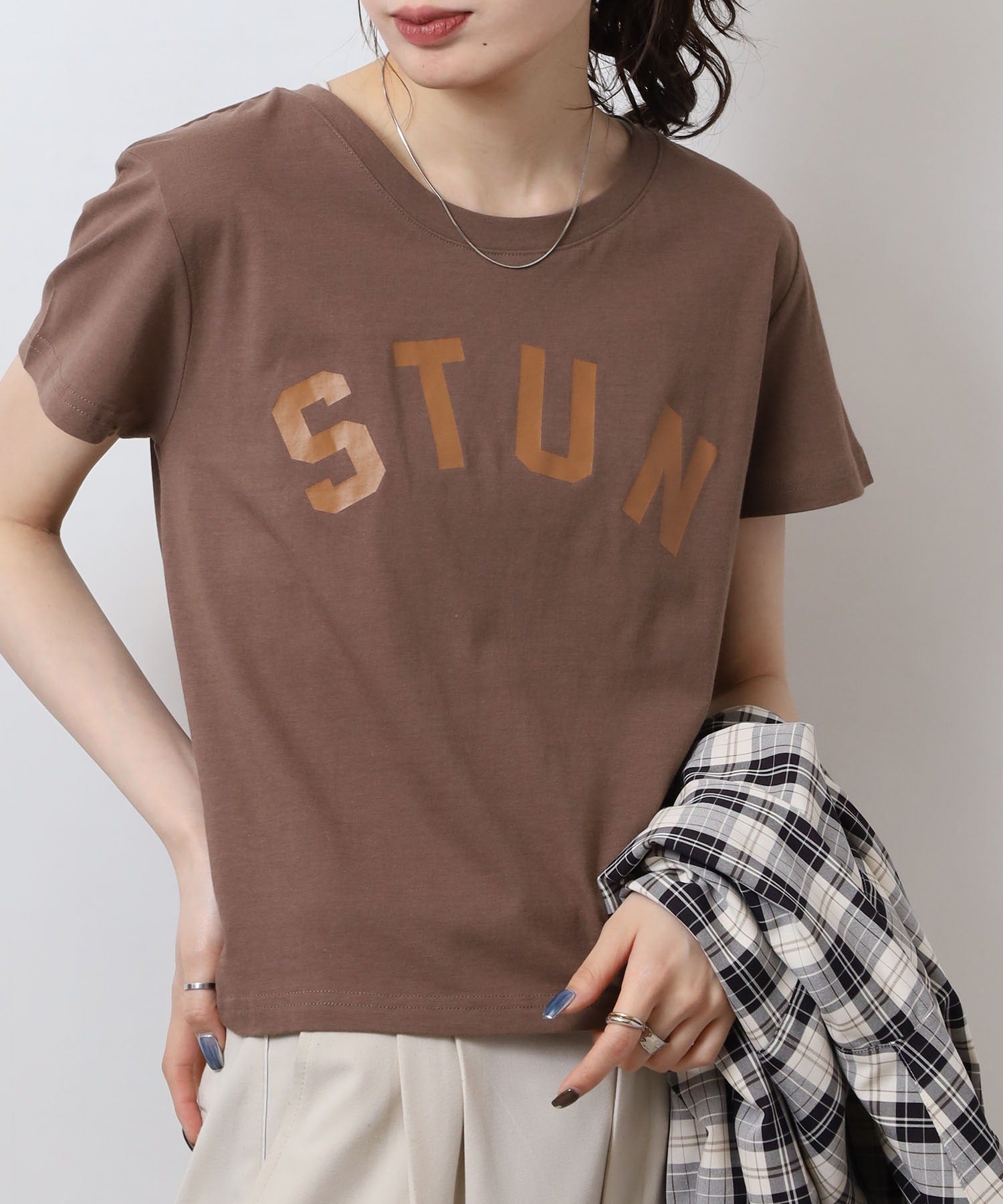 アットワン atONE オーバーサイズシルエットショート丈ロゴプリントTシャツ （モカ3） モカ3