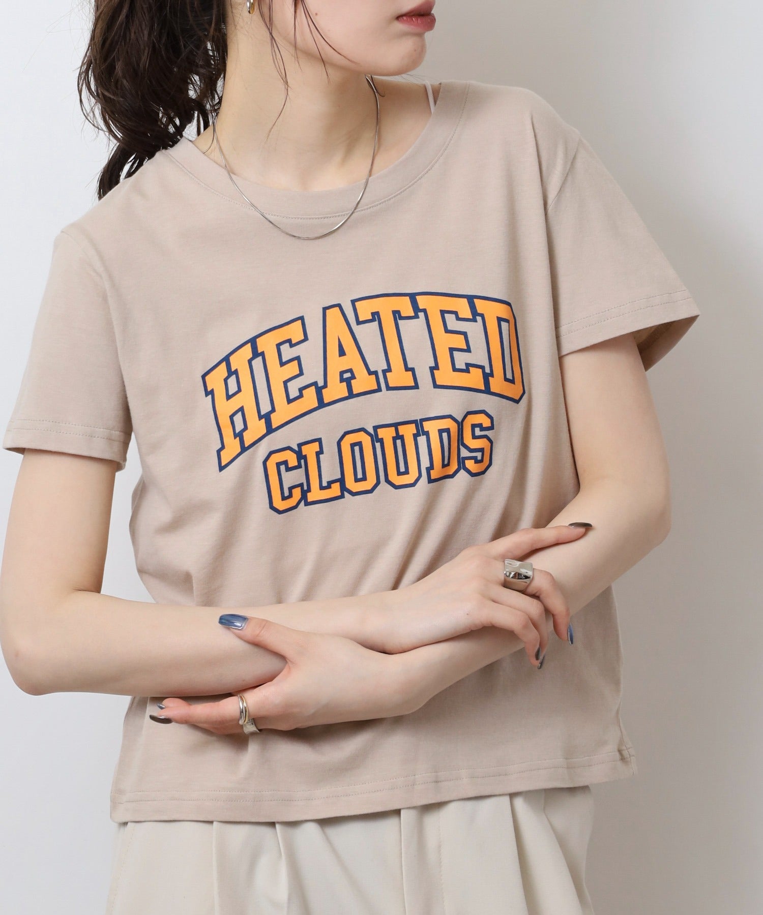 アットワン atONE オーバーサイズシルエットショート丈ロゴプリントTシャツ （ベージュ5） ベージュ5