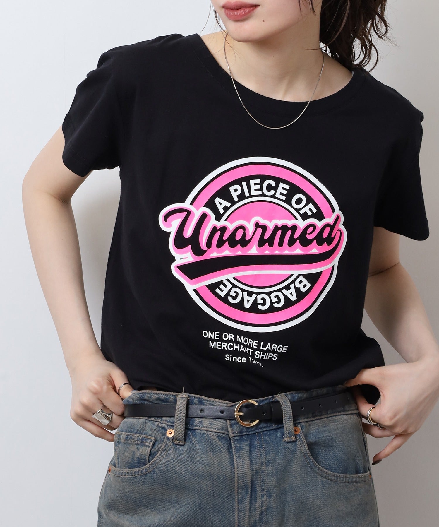 アットワン atONE オーバーサイズシルエットショート丈ロゴプリントTシャツ （ブラック4） ブラック4